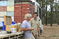Frank Malfroy and Tim Malfroy having a cup of tea out in the field. Two generations of beekeepers, two very different but not contradictory approaches. Frank, the father, owns 1,000 organically-raised hives. Tim, 32 years old, specializes in a type of alternative hive, the Warré hive and organizes beekeeping courses in the well-implanted permaculture network around Sydney. His honey, produced by the small Warré hives ii an entirely natural manner, is sold in the best restaurants of Sydney. At 25 dollars the kilo, this exceptional honey is a true gustatory experience.///Franck Malfroy et Tim Malfroy autour d’une tasse de thé sur le terrain. Deux générations d’apiculteurs, deux démarches très différentes et pourtant pas contradictoires. Franck le père possède 1&nbsp;000 ruches en biologique. Tim a 32 ans s’est spécialisé dans un type de ruche alternative, la ruche warré et organise des stages d’apiculture dans le réseau bien implanté de la permaculture autour de Sydney. Son miel, produit par les ruches warré de petites tailles de façon entièrement naturelle est vendu en rayon dans les meilleurs restaurants de Sydney. À 25&nbsp;dollars le kilo, ce miel d’exception est une véritable expérience gustative.